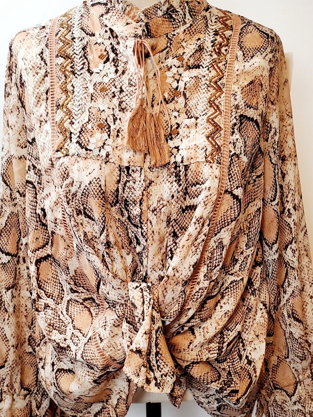 Womensโ Blouse